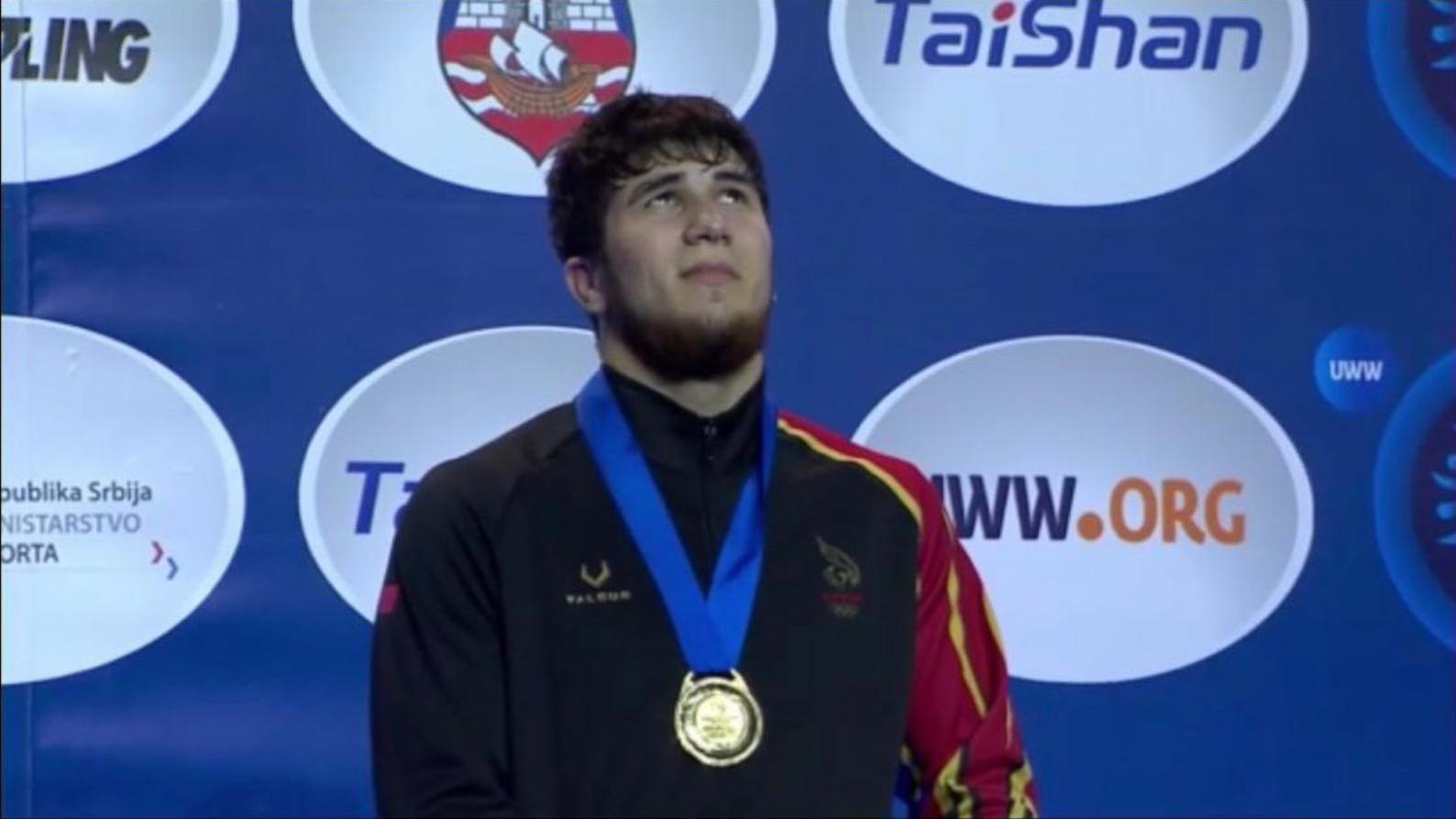 Wrestler Akjmed Tazhudinov presents the Kingdom of Bahrain with a gold